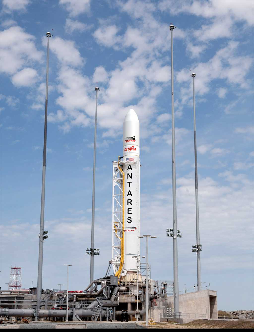 Le lanceur Antares (anciennement Taurus II) sur son pas de tir de la base de Wallops. Le lancement est prévu pour le 16 avril. © Orbital Sciences