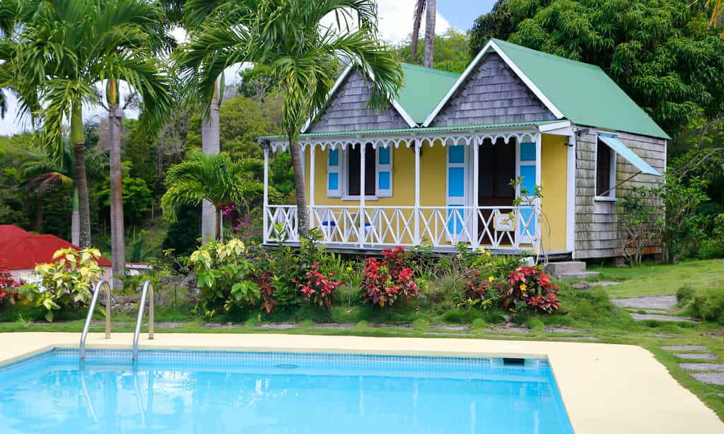 Comme une invite au voyage, les cases traditionnelles des îles Sous-le-Vent arborent d'harmonieuses couleurs. © Antoine tous droits réservés