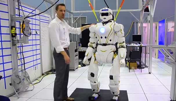 Valkyrie est le robot humanoïde conçu par la Nasa pour participer au Darpa Robotics Challenge. Son design a été particulièrement soigné pour lui conférer une esthétique attrayante. Selon l’Agence spatiale américaine, ce type de robots pourrait un jour être envoyé sur Mars pour préparer l’arrivée d’astronautes et les assister. © IEEE Spectrum, YouTube