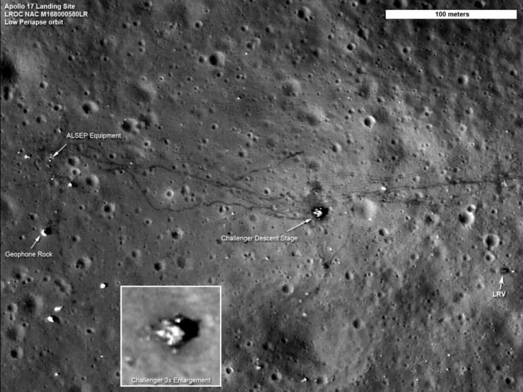 Le site lunaire de la mission Apollo 17, arpenté par Eugene Cernan et Harrison Schmitt du 11 au 14 décembre 1972. Le module de descente (Challenger) est identifiable et montré en médaillon. Il n'y a pas de vent sur la Lune et les traces de labour laissées par les va-et-vient de la jeep lunaire (LRV, à droite de l'image) resteront là très longtemps. © Nasa/GSFC/Arizona State Univ./LRO
