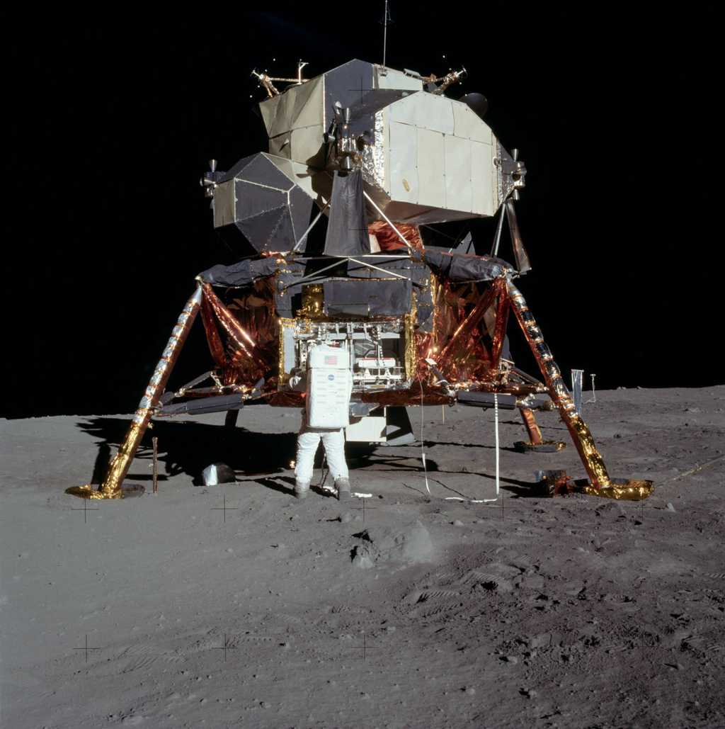 Buzz Aldrin devant le Lunar Module, baptisé Eagle. Seule la partie supérieure a quitté la Lune. Le premier étage, reposant sur ses quatre jambes d'atterrissage vient d'être photographié par LRO. © Nasa/Neil Armstrong