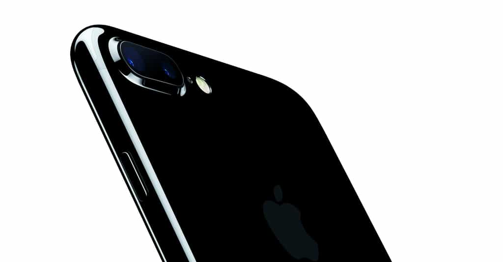 Avec son nouvel iPhone 7, Apple se met à jour face à la concurrence des Samsung et Sony avec un smartphone étanche et un appareil photo double capteur (iPhone 7 Plus) tout en cultivant sa stratégie de rupture avec l'abandon de la pise casque. © Apple