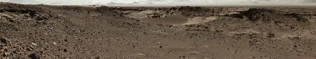 Le passage entre deux monticules rocheux, nommé Dingo Gap, photographié au cours de l'après-midi martien du 28 janvier (sol 526) par la caméra gauche du mât (MastCam) de Curiosity. Environ 115 mètres séparent le rover de ce relief, qu'il pourrait emprunter dans les prochains jours. © Nasa, JPL-Caltech, MSSS