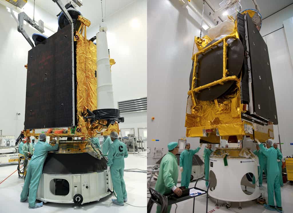 Intégration des satellites COMSATBw-2 (à gauche) et Astra 3B (à droite) sur le lanceur Ariane 5 ECA (V195). Crédits 2010 ESA / Cnes-Arianespace / Photo Optique Video CSG