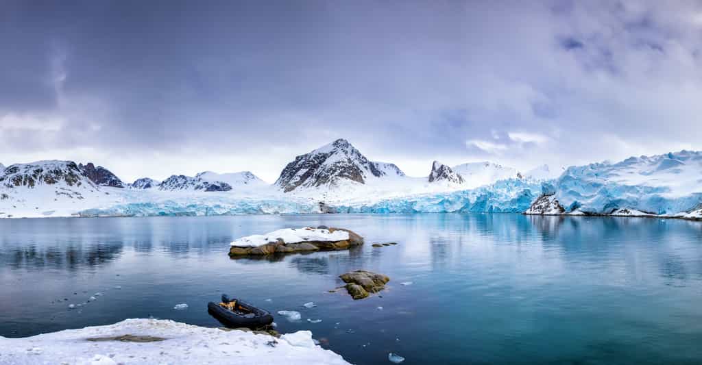 Au cours de la décennie écoulée, l’Arctique s’est réchauffé de 0,75 °C. Il aura fallu près de 140 ans au reste de la planète pour en arriver là… Qu’adviendra-t-il des pôles si notre Terre atteint les +2 °C annoncés d’ici 40 ans ? © Rixie, Adobe Stock
