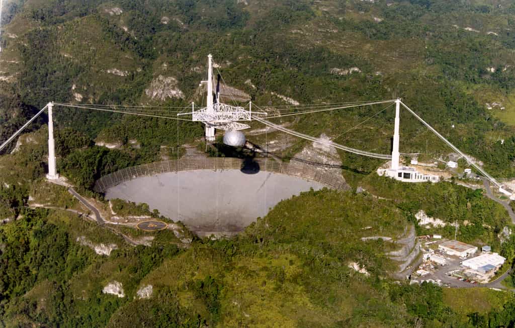 Le radiotélescope d'Arecibo. © NAIC, Arecibo Observatory