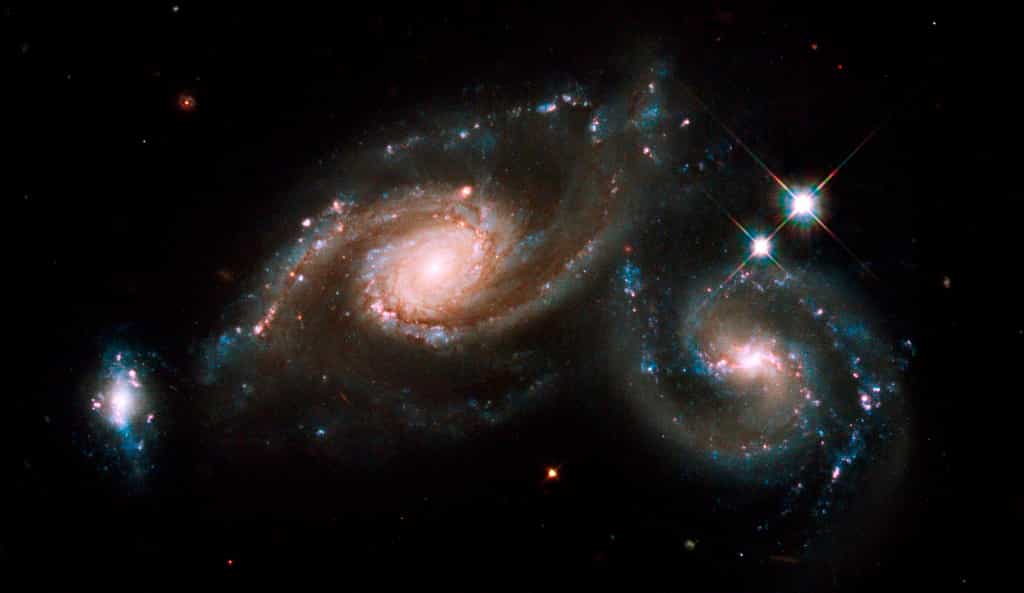 Arp 274, également connu sous le nom de NGC 5679, est une collision de galaxies spirales. Cet ensemble se trouve à environ 400 millions d'années-lumière, dans la constellation de la Vierge. © Nasa, Esa