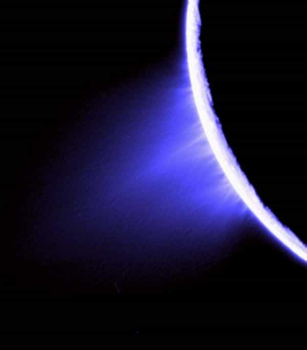 Les panaches de glace photographiés sur Encélade par la sonde Cassini. Crédit NASA / JPL