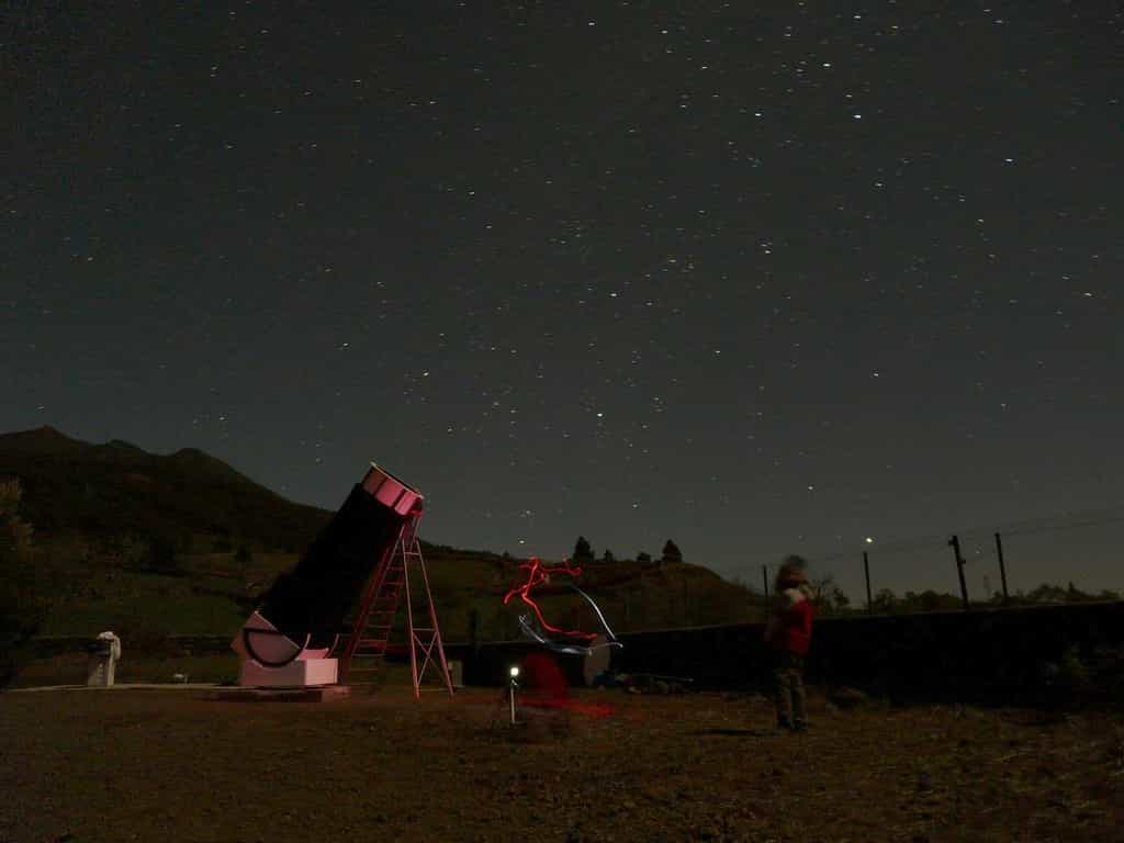 Un ciel étoilé, un télescope, un animateur passionné : trois ingrédients indispensables pour des Nuits des étoiles réussies. Crédit J.-B. Feldmann