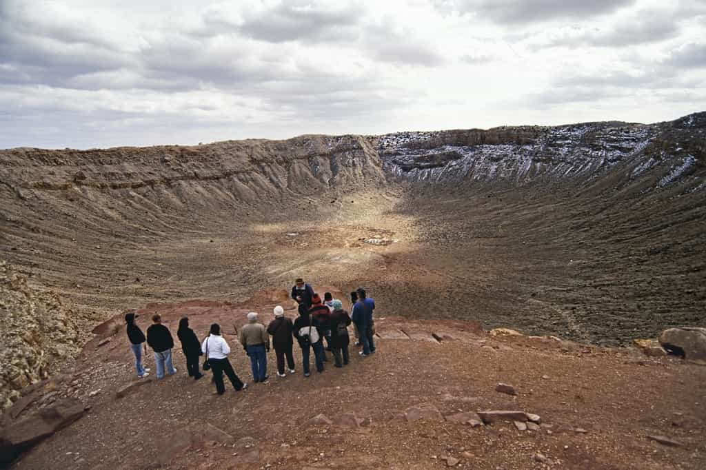 Les touristes qui se rendent au bord du Meteor Crater, en Arizona, peuvent mesurer les conséquences d'une rencontre entre la Terre et un astéroïde de la taille de 2012 DA 14. © Tony Rowell