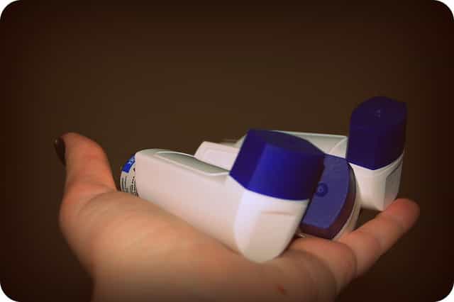 La ventoline est un bronchodilatateur apparenté à une substance naturelle, l'adrénaline, mais, contrairement à cette substance, la ventoline a peu d'effet sur le cœur. Elle est utilisée en spray dans le traitement de la crise d'asthme et dans la prévention de l'asthme d'effort. De nouveaux médicaments sont à l'étude pour lutter contre cette maladie. © Polentafria, Flickr, CC by 2.0