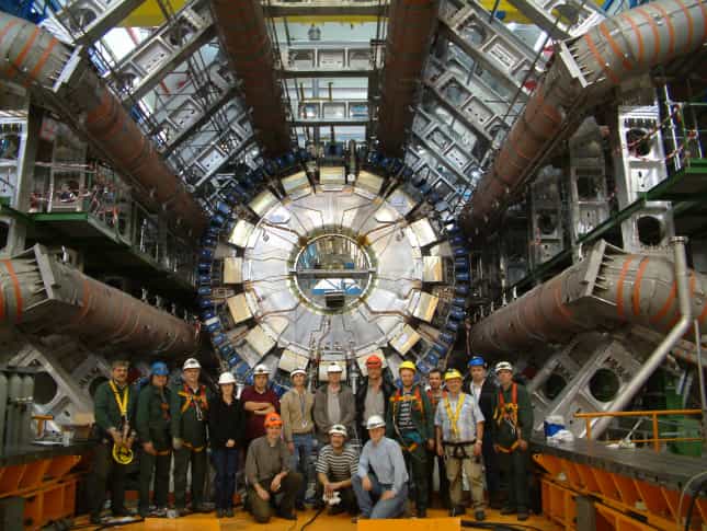 Le détecteur Atlas du LHC : une future porte des étoiles ? Les fans de la série Stargate ne peuvent pas manquer d'établir un parallèle troublant. Un trou de ver peut servir aussi bien à voyager dans le temps que dans l'espace en contournant le problème de la limite de la vitesse de la lumière. Il peut en effet constituer un raccourci entre deux points de l'espace.&nbsp;© Cern