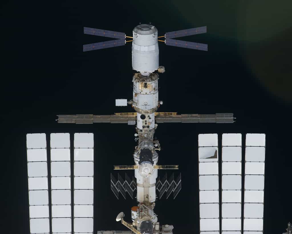 Avec ses panneaux solaires bleus, l'ATV Johannes Kepler est amarré au module de service russe Zvezda. Il restera accroché à la Station spatiale pendant au moins trois mois. © Nasa