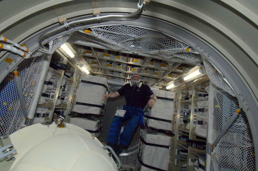 L'astronaute de l'Esa, André Kuipers, à l'intérieur de l'ATV-3. Il porte un masque de protection contre les impuretés qui pourraient être en suspension dans l'atmosphère du cargo. © Nasa