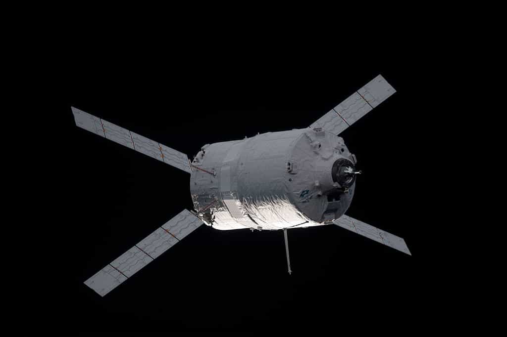 Pour remplacer le Véhicule de transfert automatique (ATV), l'Agence spatiale européenne pourrait développer des engins spatiaux capables de réaliser une multitude missions en orbite basse. À l'image, l'ATV-3 Edoardo Amaldi en route vers l'ISS, en&nbsp;mars 2012. © Nasa