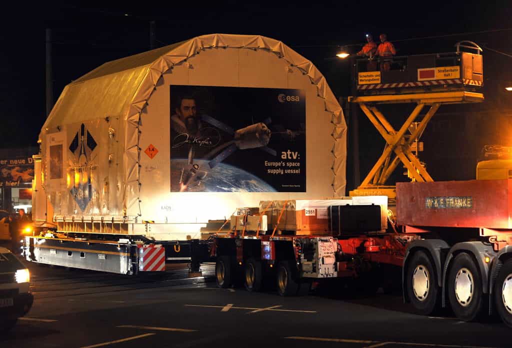 L'ATV Johannes Kepler sera acheminé en plusieurs parties jusqu'au port spatial européen de Kourou, accompagné de 59 conteneurs maritimes chargés des équipements de test. Crédit Astrium