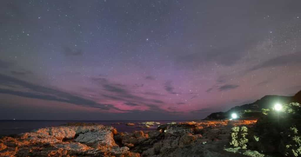 Des chercheurs de l’Institut suédois de physique spatiale et de l’université de Nagoya (Japon) ont étudié des photos d’amateurs d’une aurore boréale bleue de basses latitudes dans l’espoir de comprendre le phénomène. © Takuya Usami