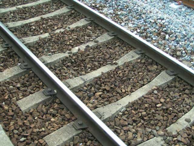 Le ballast ferroviaire, ces cailloux placés entre les rails des chemins de fer, sert à stabiliser la voie ferrée. © Christophe Jacquet, Wikipédia, CC by-sa 1.0