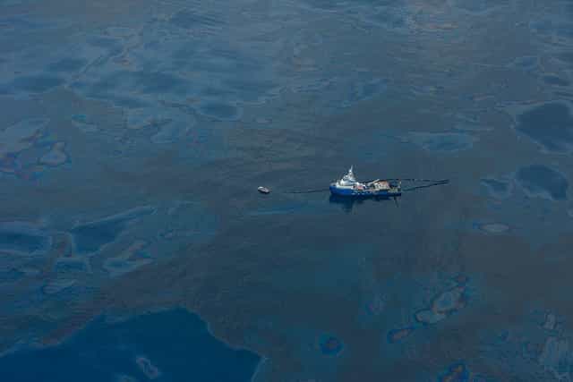 Juin 2010 : un bateau spécialisé essaye de pomper le pétrole répandu par le naufrage de la plateforme de BP Deepwater Horizon. Malgré sa taille, il paraît bien impuissant face à l'ampleur de la catastrophe. © kris krüg, Flickr, CC by-nc-sa 2.0
