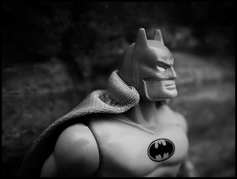 Batman est un superhéros né en 1939&nbsp;de l'imagination de Bob Kane et Bill Finger. Sa longue cape est censée lui permettre de voler comme une chauve-souris. Mais selon les règles de la physique, elle ne l'empêche pas de s'écraser violemment contre le sol.&nbsp;© TCM Hitchhiker, Fotopédia, cc by nc nd 2.0
