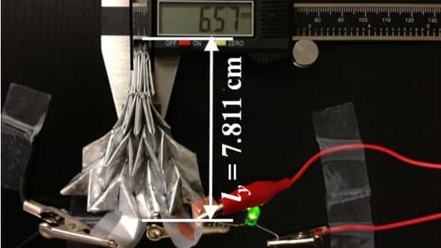 La batterie lithium-ion déformable conçue par les chercheurs de l’université d’État de l’Arizona utilise un pliage origami à 45° appelé Miura, du nom de son inventeur japonais qu’il l’a élaboré pour les panneaux solaires des engins spatiaux. © Université d'État de l'Arizona