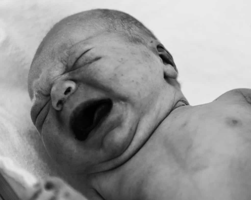 Dès la naissance, les bébés pleurent et expriment leurs émotions grâce à des expressions faciales. © Big D2112, Flickr, cc by sa 2.0