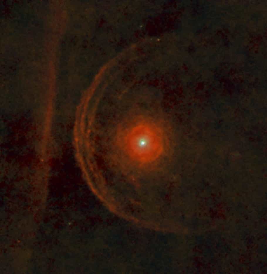 L'environnement de l'étoile géante Bételgeuse intrigue les astronomes. Les images obtenues par le télescope spatial Herschel révèlent une barre interstellaire (à gauche sur l'image) que l'étoile pourrait rencontrer dans quelques milliers d'années. © Esa, Herschel, Pacs, L. Decin et al.