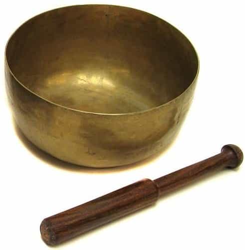 Un bol tibétain avec sa mailloche, un bâton en bois, parfois recouvert de cuir ou de caoutchouc. © 2007 Tibetan Soul