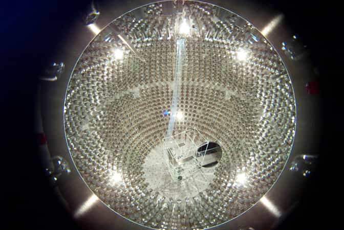Une photo de l'intérieur du détecteur Borexino lorsqu'il était en cours d'installation. Crédit : Virginia Polytechnic Institute & State University
