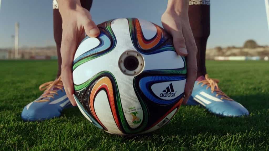 Le ballon officiel de la Coupe du monde de football 2014 a été baptisé Brazuca. Adidas, son fabricant, a créé un modèle spécial équipé de six caméras HD et d’un stabilisateur d’image afin de filmer l’action du point de vue du ballon. Ce concept va servir d’outil marketing pour promouvoir l’image de la marque à travers des vidéos. © Adidas Football