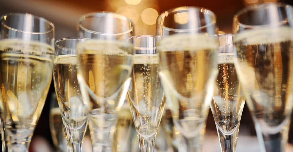 Des chercheurs ont compris pourquoi les bulles de champagne montent en ligne droite. © Evgeniy Kalinovskiy, Adobe Stock