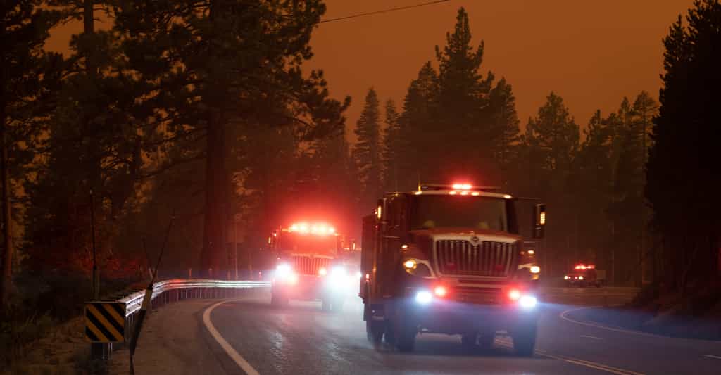 Les pompiers continuent de lutter contre le terrible Caldor Fire, l’un des nombreux feux de forêt qui ravagent la Californie. © kcapaldo, Adobe Stock
