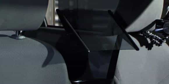 L’équipe de l’université de Keio travaille depuis  longtemps sur des déclinaisons de leur système de camouflage optique. À partir d’un procédé assez simple, ils parviennent à donner l’illusion de  la transparence sans masquer la structure. © Université  de Keio