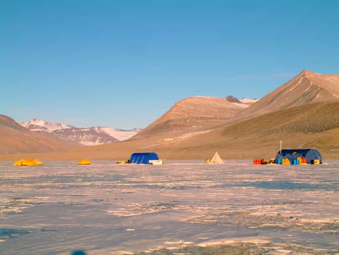 Camp de base de l'expédition « lac Vida » de 2010. Cette étendue d'eau se situe dans la vallée de Victoria (Antarctique), entre la chaîne montagneuse de Saint Johns au nord et la chaîne Olympus au sud. © Desert Research Institute