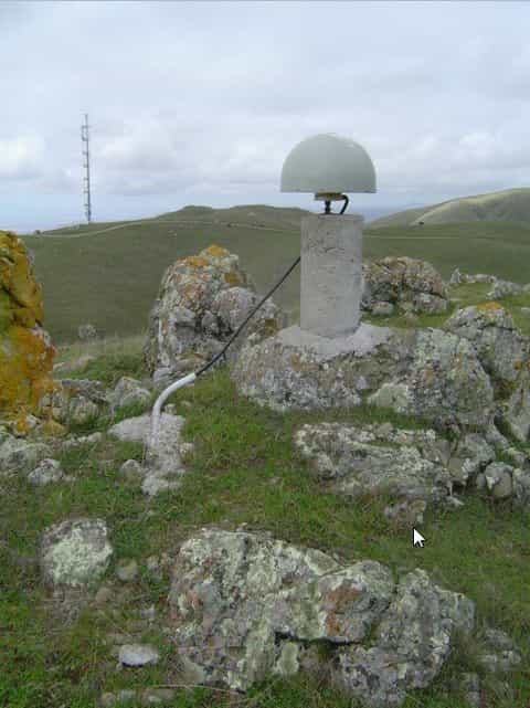 Exemple d’un capteur GPS géodésique utilisé par les réseaux de surveillance testés aux États-Unis. ©&nbsp;University of California Berkeley Seismological Lab