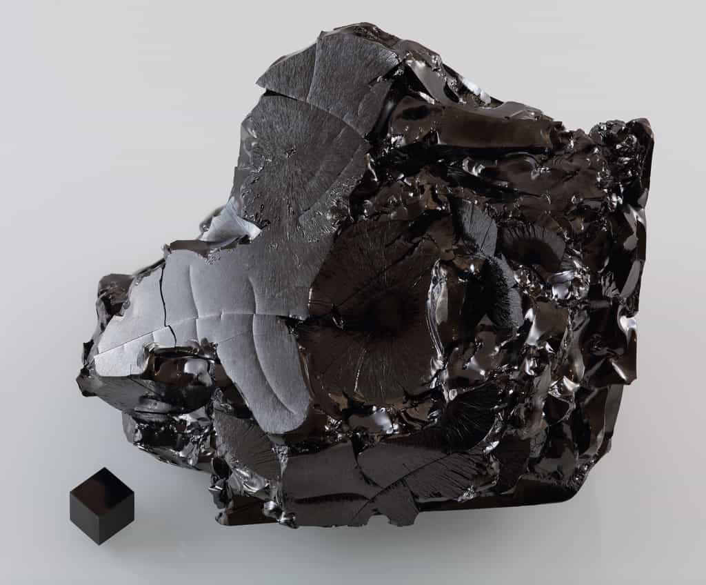 Comme le verre, le carbone vitreux est non cristallin. Il présente un important désordre structural. Ici, du carbone vitreux avec, en bas, à gauche, un cube de graphite. © Alchemist-hp, Wikipédia, CC by-nc-nd 3.0