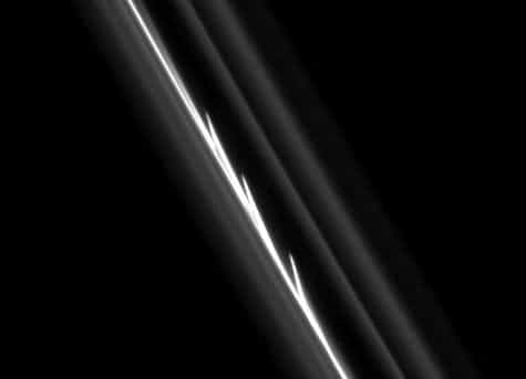 Prise par Cassini le 20 août 2008, cette image révèle les traces de la collision d’un petit objet avec un des anneaux externes de Saturne, peut-être une petite lune non encore détectée. Crédit Nasa