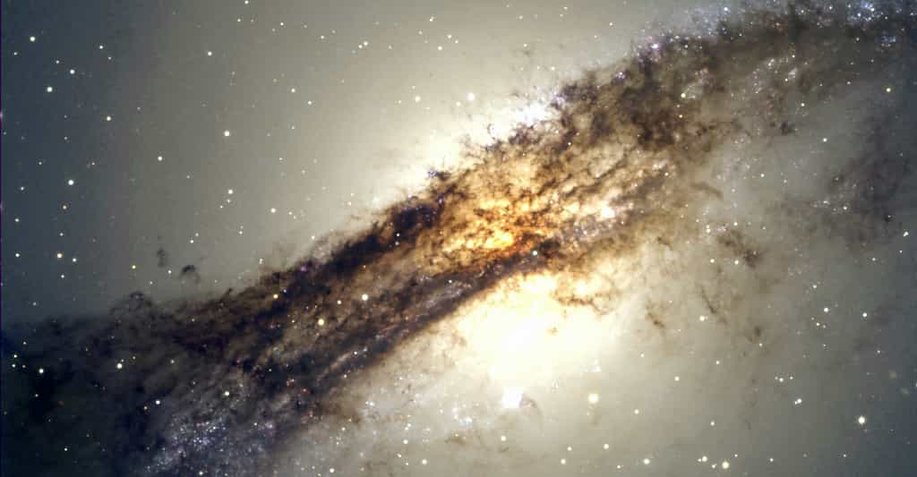 La galaxie Centaurus A (NGC 5128) est un objet intéressant à étudier pour les astronomes à différentes longueurs d’onde. © ESO