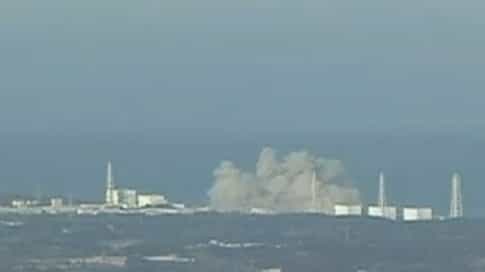 L'explosion dans le réacteur numéro 1 de la centrale de Fukushima Daiishi samedi 12 mars 2011. © DR