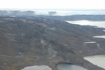 Vue aérienne de la chaîne d'Isua dans le sud-ouest du Groenland. Ce site fait 30 km de long et 1 à 4 km de largeur. © Hanika Rizo
