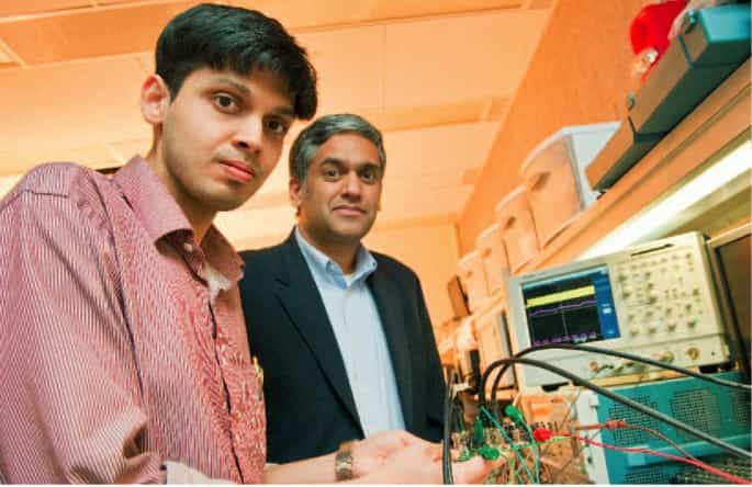 Au premier plan, Saurav Bandyopadhyay, étudiant doctorant en compagnie du professeur Anantha Chandrakasan. Tous deux ont mis au point une puce captant simultanément l'énergie de trois sources différentes. © MIT
