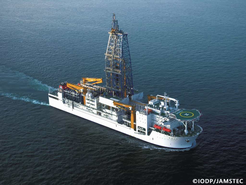 Le Chiky&#363;, navire de forage de l'IODP, va explorer la faille à l'origine du séisme du 11 mars 2011. © IODP/Jamstec
