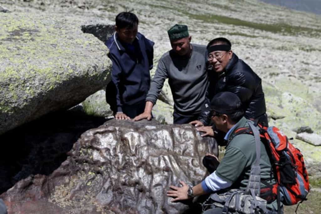 Ce qui ressemble beaucoup à une énorme météorite ferreuse a été découvert en Chine. © Chinadaily/Xinhua