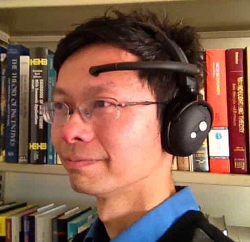 Le professeur John Chuang (à l’image) a piloté l’étude sur l’utilisation de mot de passe mental. Il porte le casque EEG utilisé pour les tests. © Université de Californie à Berkeley, School of Information