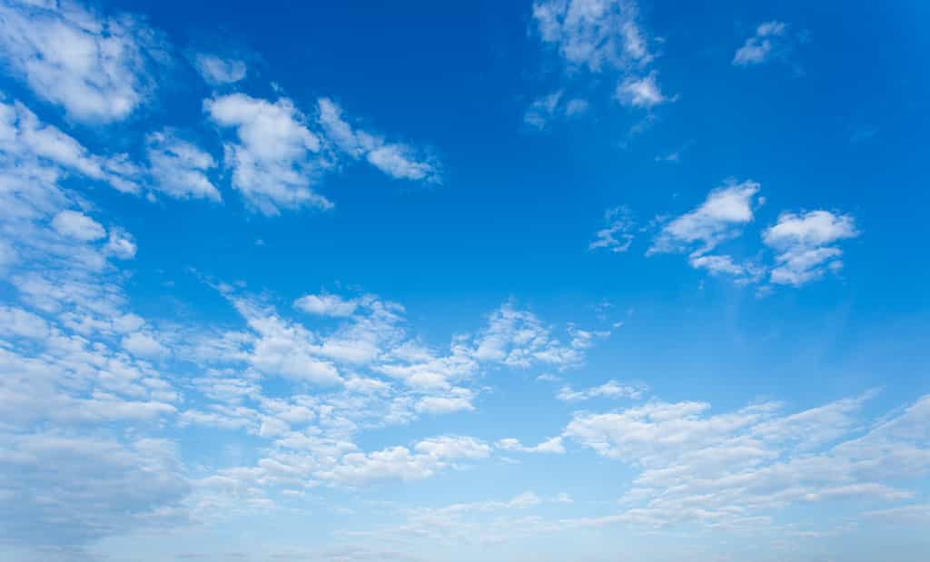 Le ciel bleu et le blanc des nuages sont tous deux dus à la diffusion de la lumière solaire blanche, mais, dans un cas, les acteurs de diffusion sont les molécules d'air, dans l'autre ce sont les gouttelettes d'eau. © littlestocker, Fotolia