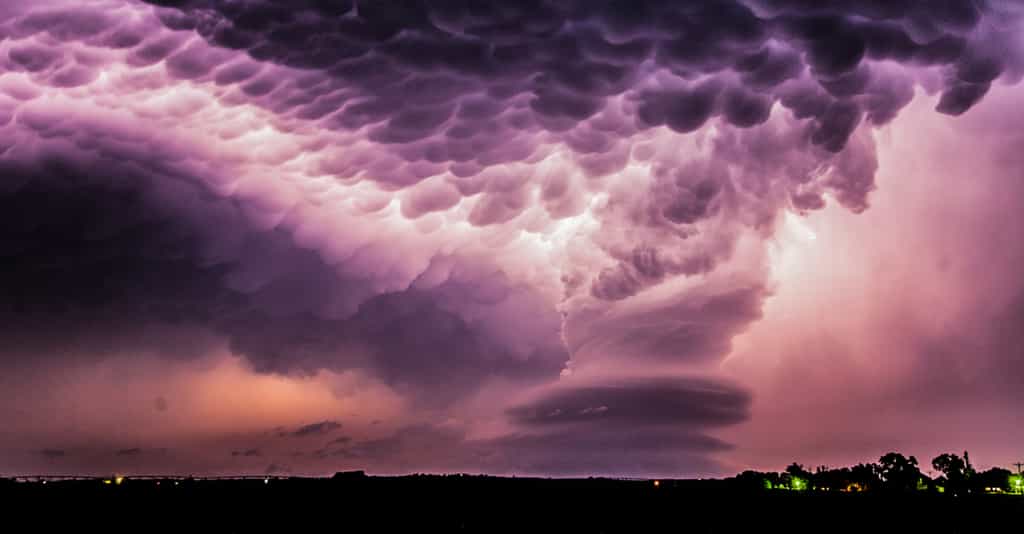 Une tempête au-dessus du Nebraska au ventre bosselé. Les mammatus se forment lorsqu’un nuage instable rencontre une couche d’air très sec. © Stephen Lansdell, Royal Photographic Society