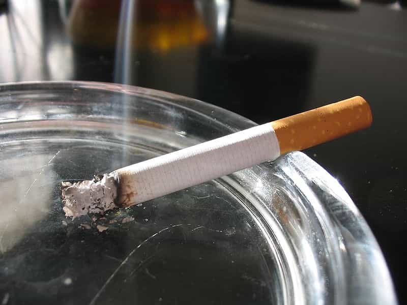 Certaines estimations considèrent qu'un fumeur sur trois voudrait arrêter de fumer, mais les deux tiers qui tentent le sevrage&nbsp;n'y parviennent pas. Ce vaccin génétique contre la nicotine est-il la solution à leur problème ?&nbsp;© Tomasz Sienicki, Wikipédia, cc by sa 3.0