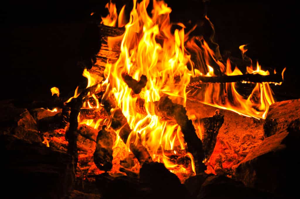 Lorsque la combustion du bois n’est pas efficace, il peut y avoir émission de composés organiques volatils (COV). © MatHelium, Flickr, CC by-nc-nd 2.0