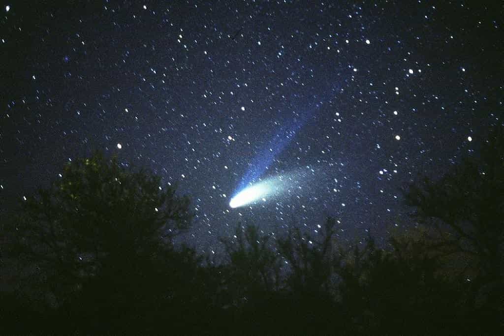 Une belle comète dans un ciel étoilé : un spectacle de plus en plus inaccessible en raison de la pollution lumineuse. © Jean-Baptiste Feldmann