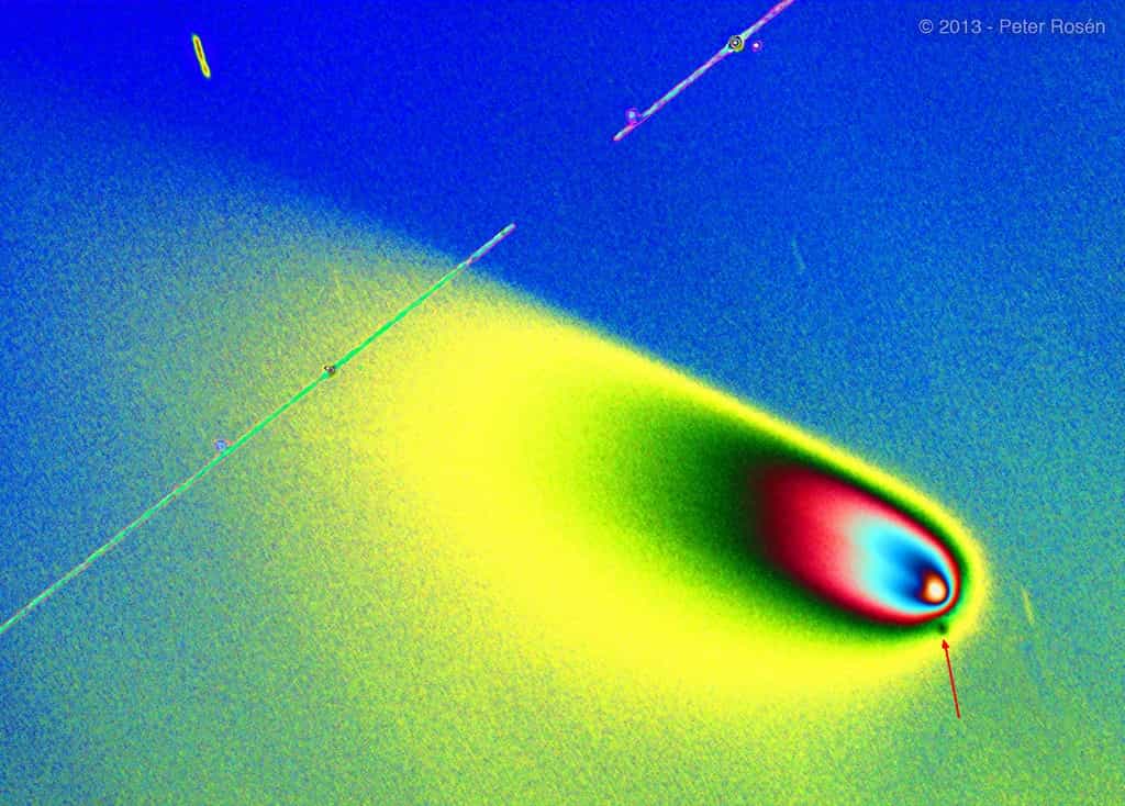 Prise le 15 mars quelques heures après une nouvelle éjection de masse coronale, cette image de la comète Panstarrs traitée en fausses couleurs révèle la présence d'un point à l'avant de la comète. Il s'agit sans doute d'un morceau qui s'est détaché du noyau. © Peter Rosen